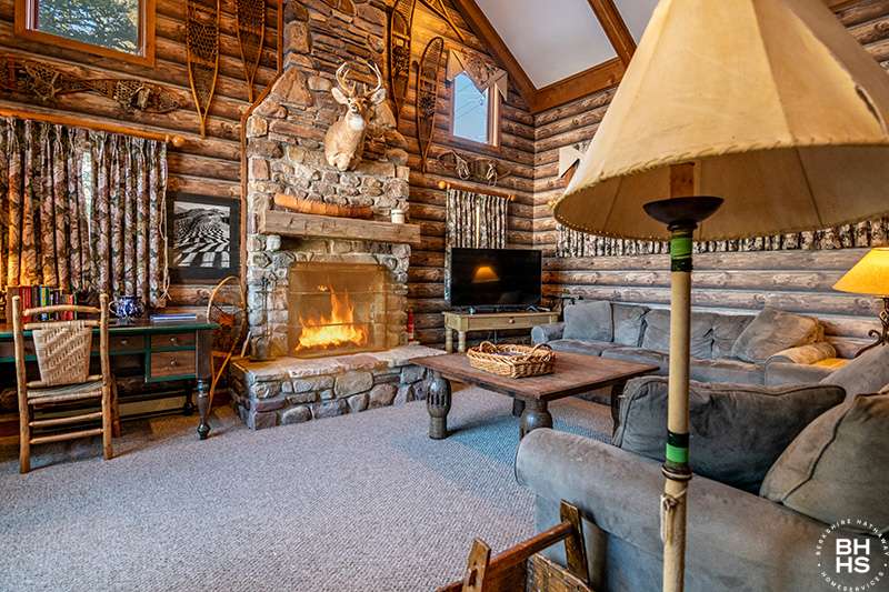 Camp Casper On Lake Placid - Living Room